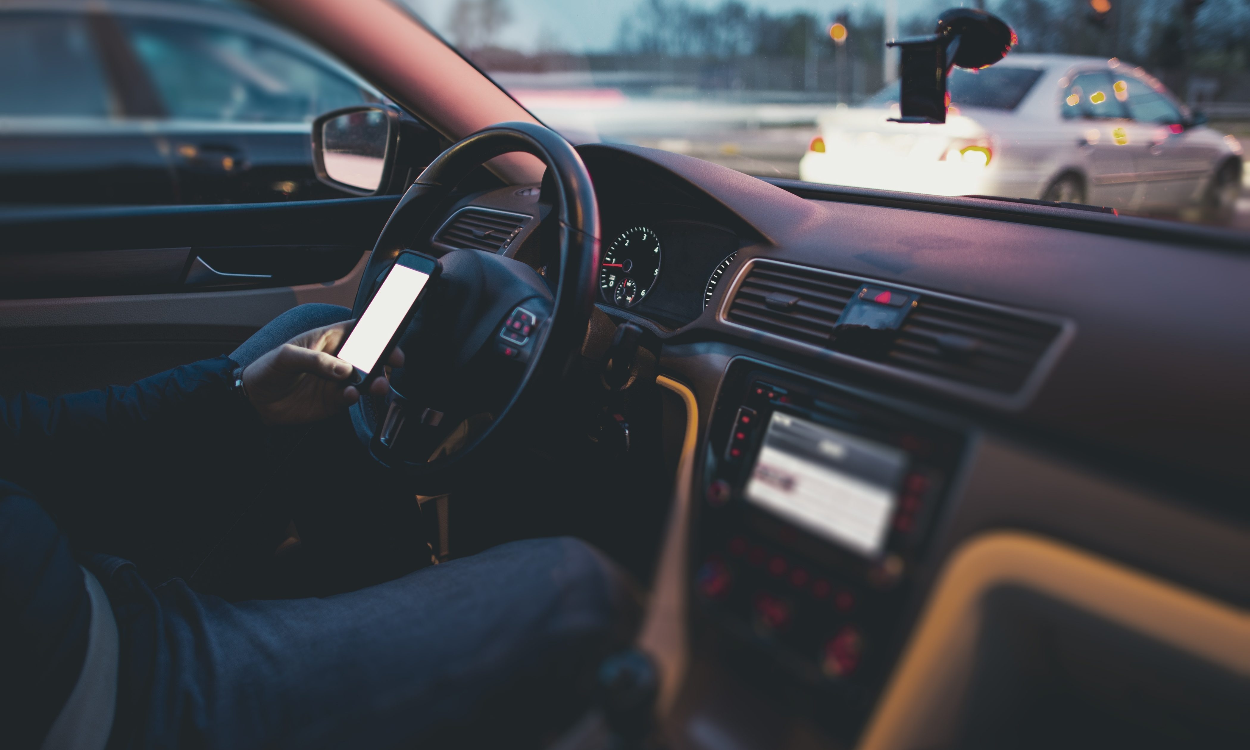 McClendon bill would outlaw holding a cell phone while driving