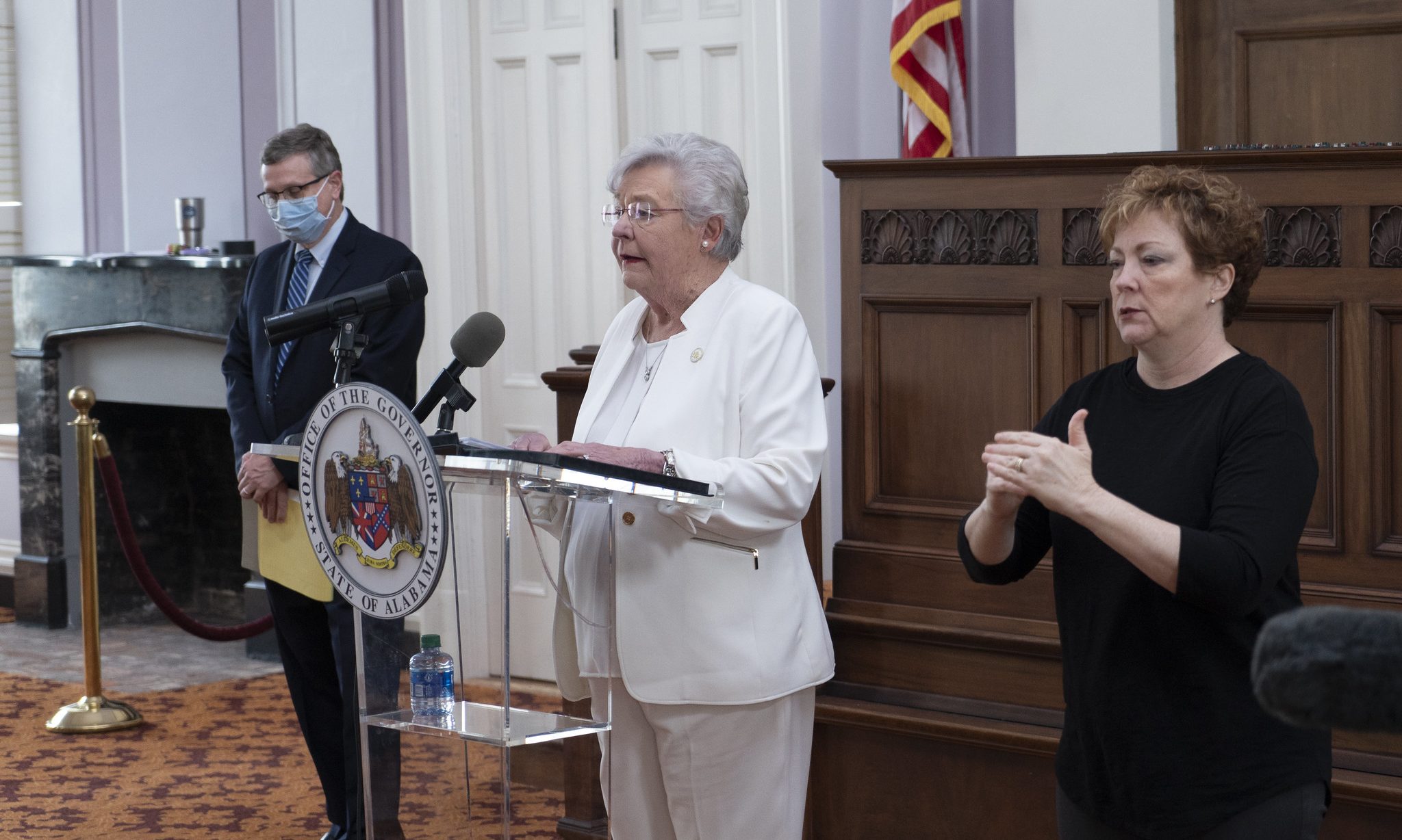 Alabama restaurants, bars, salons can begin opening Monday, governor says