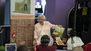 Gov. Ivey encourages summer reading for Alabama students
