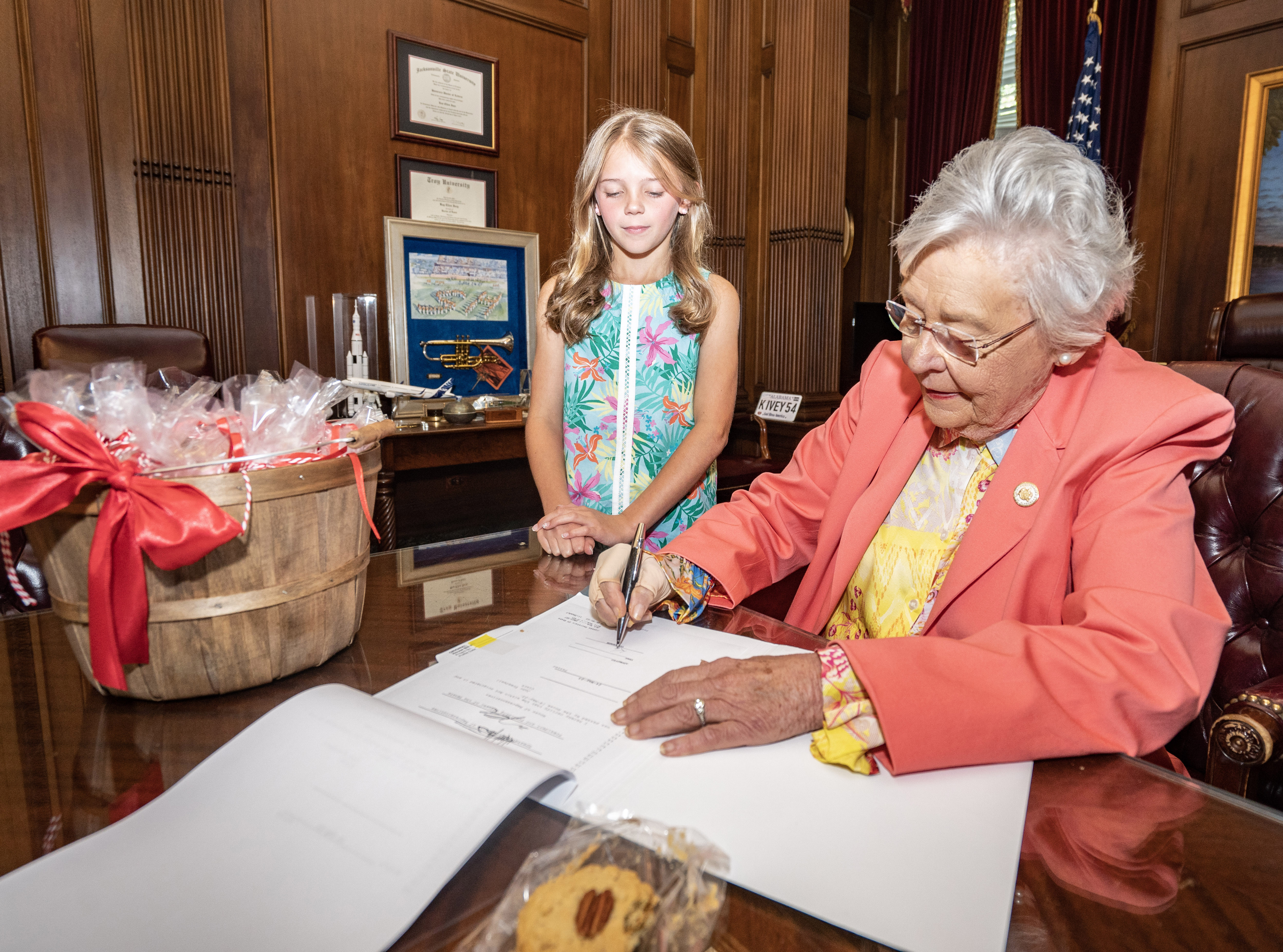 Ivey signs bill making Yellowhammer Cookie official state cookie