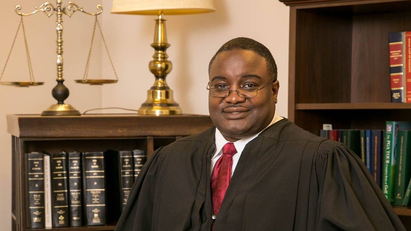Judge Bill Lewis announces re-election campaign for circuit judge