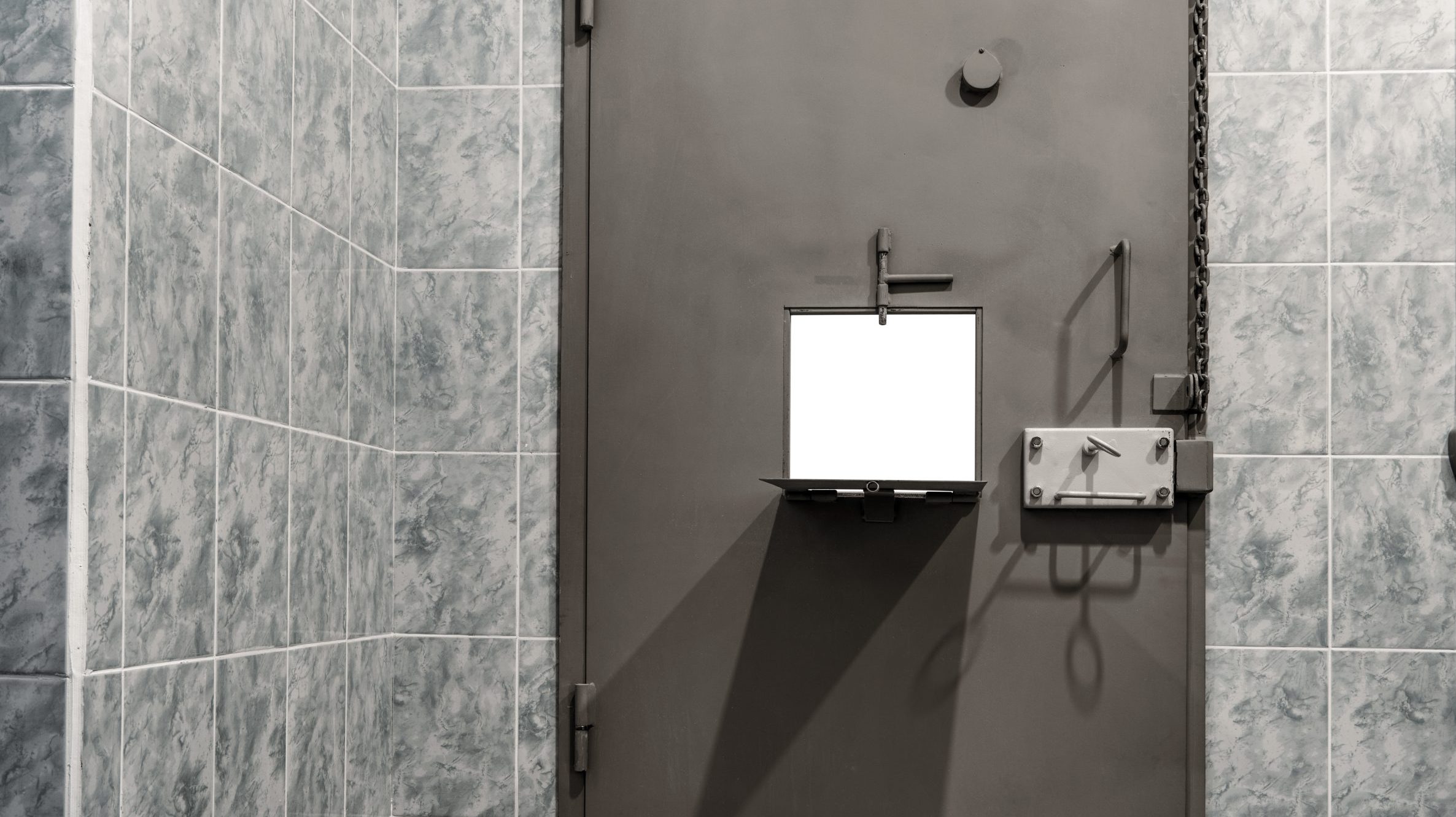 ADOC allegedly denies to open tray doors for air ventilation