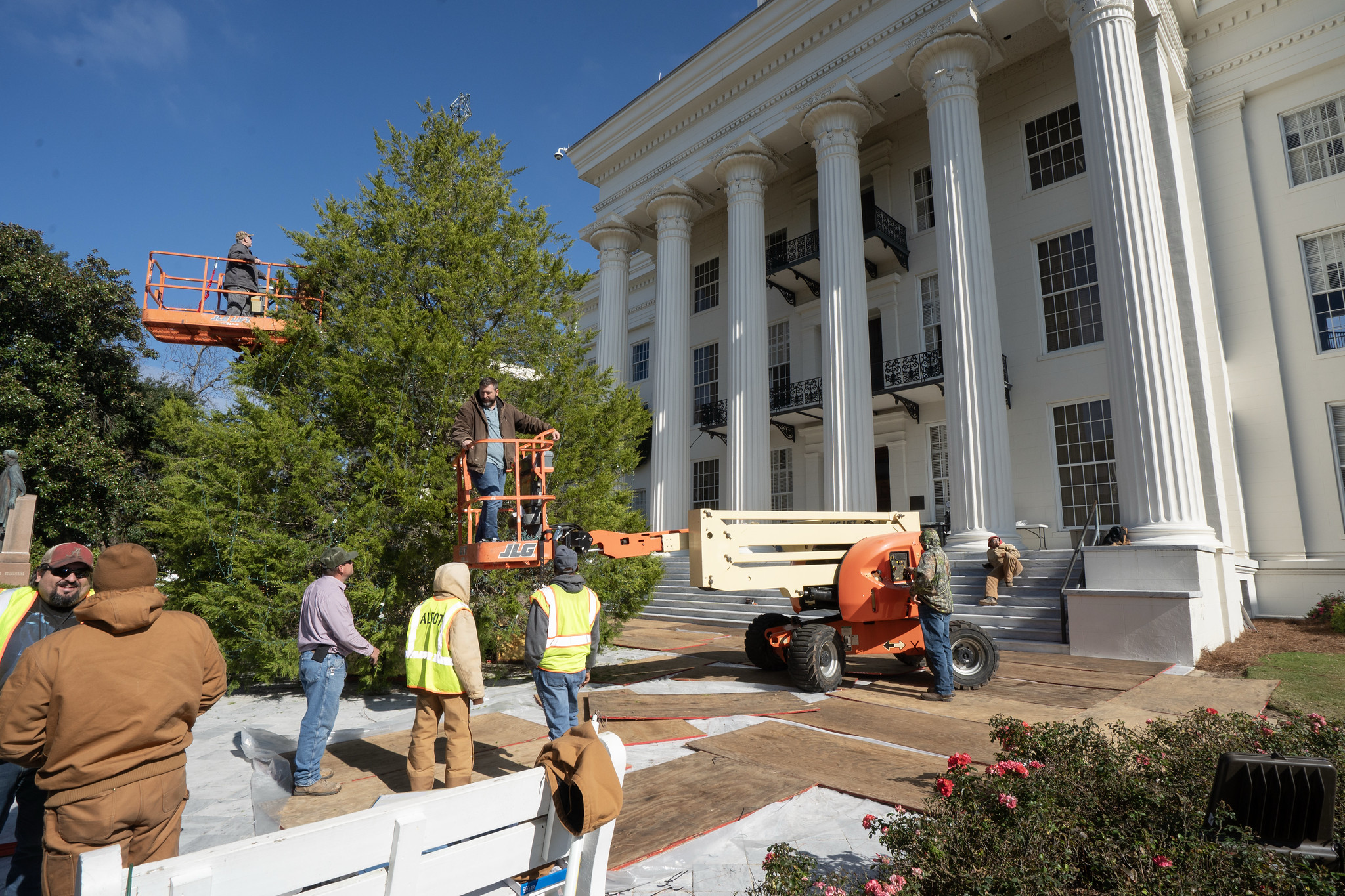 Governor Ivey lights Alabama Capitol Christmas tree Friday