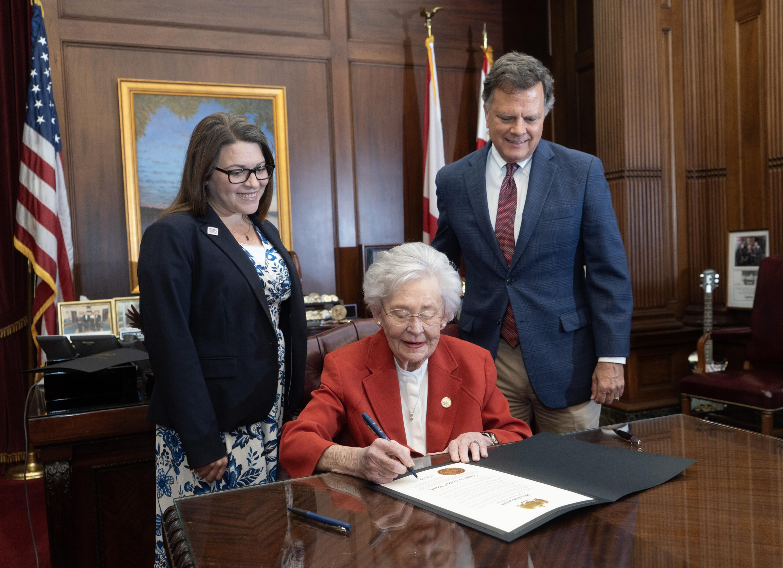 Gov. Ivey encourages Alabamians to participate in Light to Unite Week
